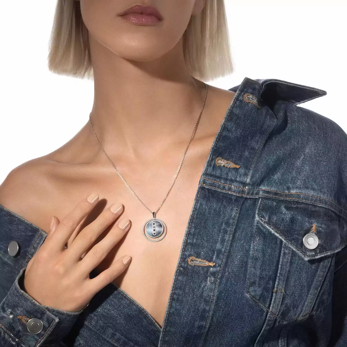 230-grey-mother-of-pearl-lucky-move-mm-white-gold-diamond-necklace-1.webp