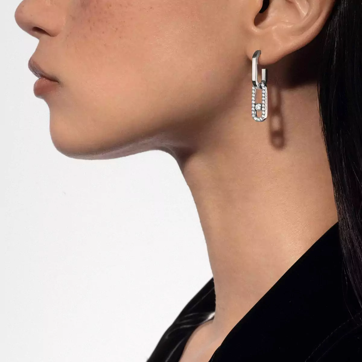 519-move-link-white-gold-diamond-earrings-1.webp